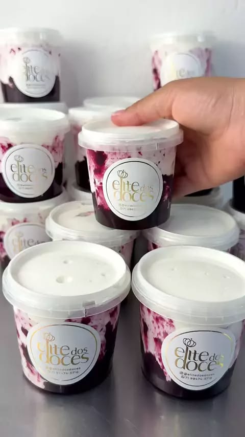Potes de sorvete gourmet de frutas vermelhas