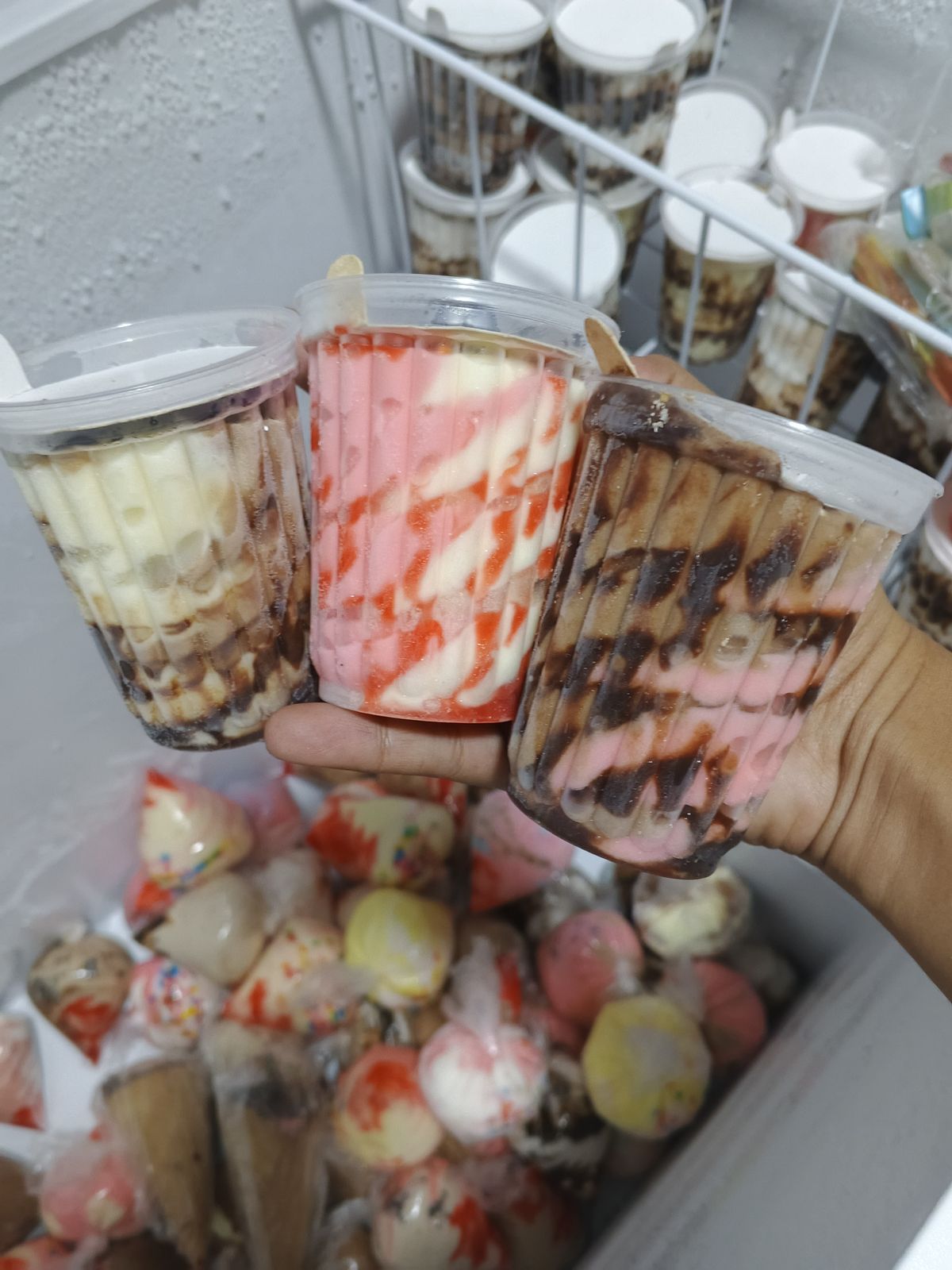 Três potes de sorvete gourmet em sabores variados