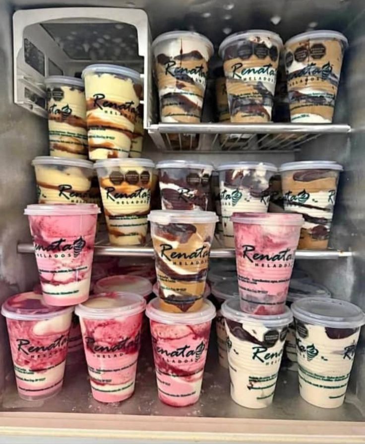 Vitrine abastecida com potes de sorvete gourmet
